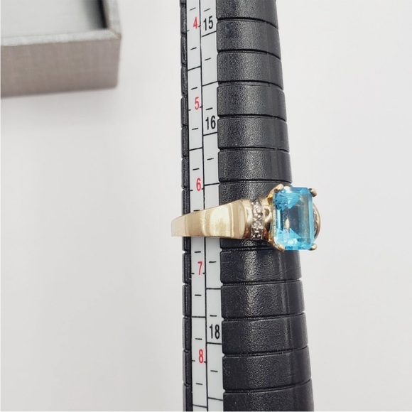10k Solid Yellow Gold Genuine Emerald Cut Blue Topaz & Diamond Ring - Picture 5 of 6
